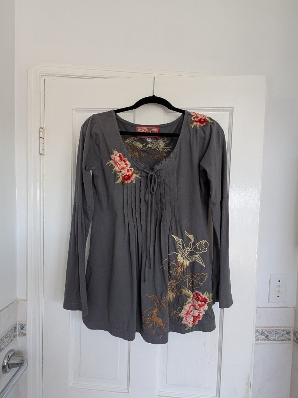 Johnny Was Sz M 100% Cotton Floral Embroidered Bell Sleeve Blouse Top Gray *FLAW